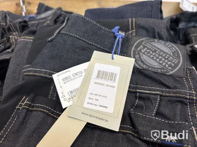 Parti med arbetsbyxor, denim, olika modeller och storlekar